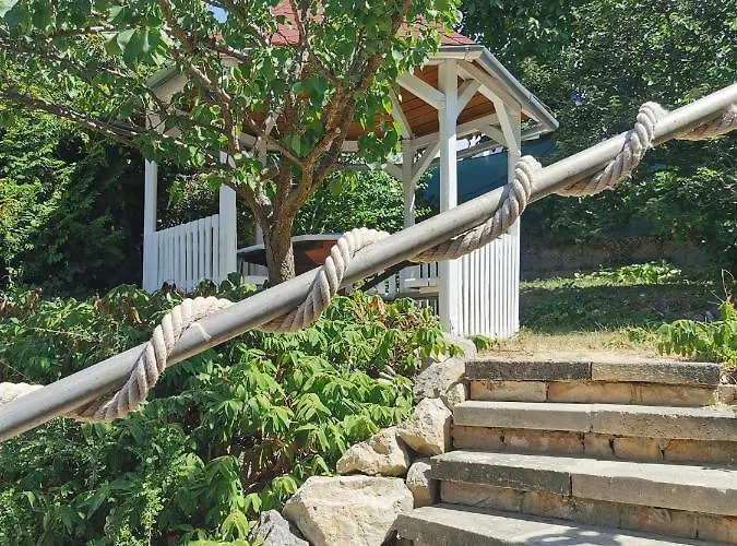 Majusfa * Balatonszarszo