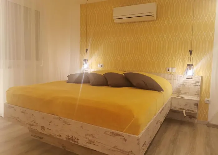 Majusfa Balatonszarszo